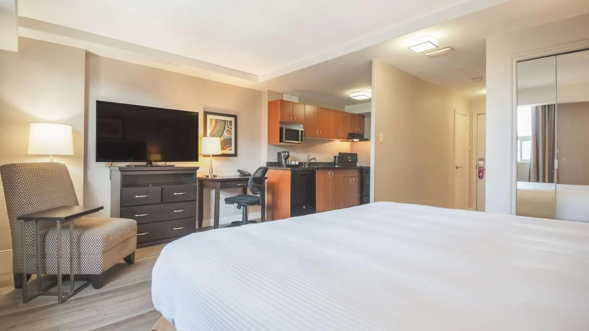 Coast Calgary Downtown Hotel & Suites By Apa 3*,  Canadá